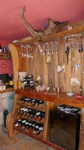 米洛韦吉Pousada Cachoeiras de Milho Verde的酒窖里放着一大堆葡萄酒瓶