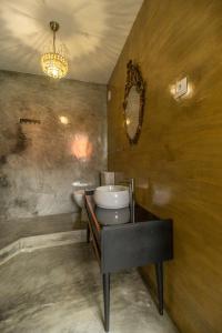 科维良Memórias Charme Residences的一间带卫生间、水槽和镜子的浴室
