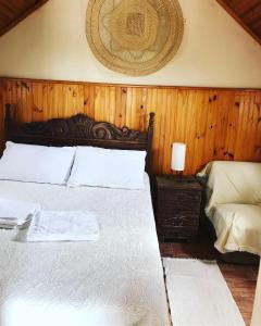 拉夫拉斯诺瓦斯Caminho das Lavras的一间卧室配有一张木墙床