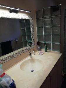 索蒙Villa Maria的一间带水槽和大镜子的浴室