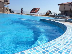 阳光海滩梅纳德御岭山庄酒店的蓝色海水大型游泳池