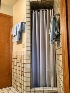 奥克赫斯特Kin House Guest Suite的蓝色淋浴帘和毛巾