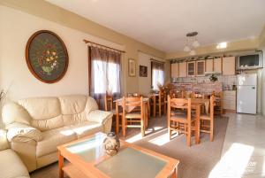 约阿尼纳远景客房旅馆的客厅配有沙发和桌子