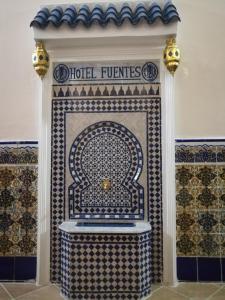 丹吉尔FUENTES的蓝色和白色瓷砖壁炉