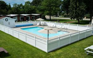 拉丁顿Nader's Motel & Suites的游泳池的顶部景色,周围设有白色围栏