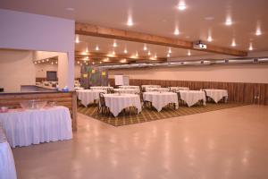 NewcastleNewcastle Lodge & Convention Center的宴会厅配有白色的桌椅
