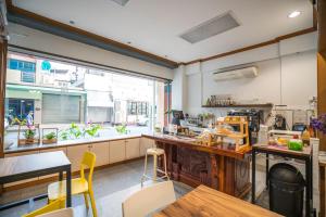 曼谷Tang Guang Aeum Coffee Residence的一个带桌椅的大厨房