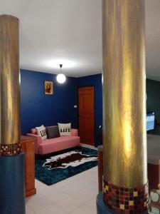 罗勇Blue Villa @Pinery Park Beach Rayong 2bdr Villa的客厅配有粉红色的沙发和金极