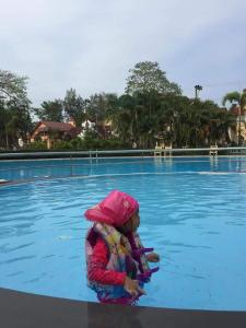 罗勇Blue Villa @Pinery Park Beach Rayong 2bdr Villa的儿童站在游泳池前