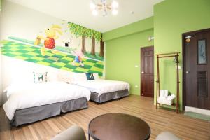 台东蘑燈民宿 Mushroom Light Homestay的一间卧室设有两张床和壁画墙