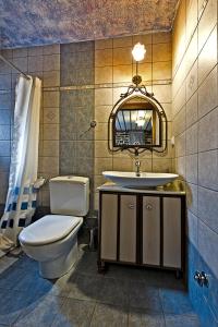 DikoryfoKato Machalas的一间带卫生间、水槽和镜子的浴室