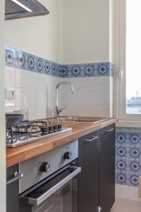 米兰Sunset House - Smart House - Milano MiCo的厨房配有水槽和炉灶