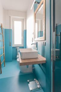 米兰Sunset House - Smart House - Milano MiCo的一间带水槽和镜子的浴室