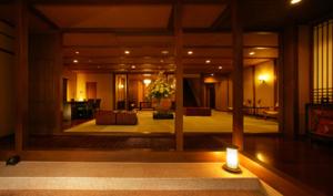 箱根Hakone Onsen Ryokan Yaeikan的酒店大堂,地板上放着蜡烛