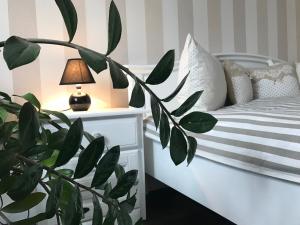 尤尔马拉AquaGate Jurmala的一间卧室,配有一张带植物和灯的床