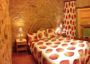 GuialmonsCan Gasol Turisme Rural registre generalitat PT-00152的一间卧室配有一张带 ⁇ 萝床罩的床。