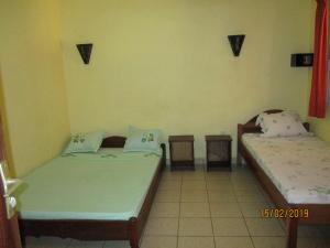 迭戈苏瓦雷斯Residence Kathyly的一间客房内配有两张床的房间