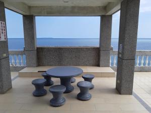 台东云海湾海景民宿的阳台的桌子和凳子