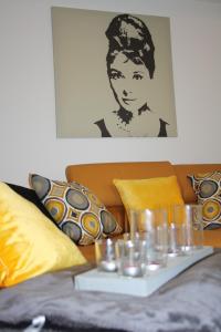 美因茨Schöne 60qm große Wohnung Mainz-Lerchenberg ZDF的客厅配有沙发和带玻璃杯的桌子