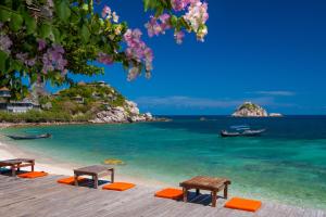 涛岛Coral View Resort的两个长椅坐在海边