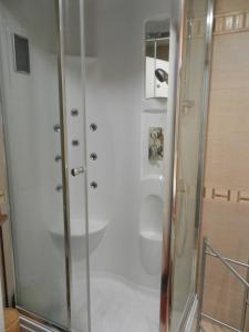 里斯本luxury lisbon apartment T2的带淋浴和卫生间的浴室