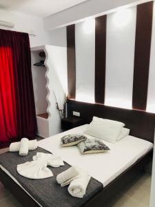 卡特瑞杜斯利威德洛斯别墅旅馆的一间卧室配有带毛巾的床