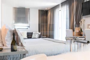 圣特罗佩Hotel le Mandala的酒店客房,配有床和沙发
