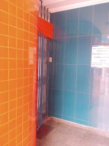 若昂佩索阿Pousada Refúgio的浴室拥有蓝色和橙色的瓷砖墙壁