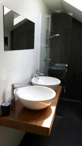 KlimmenBoave ut Wirkes的浴室设有2个白色水槽和镜子