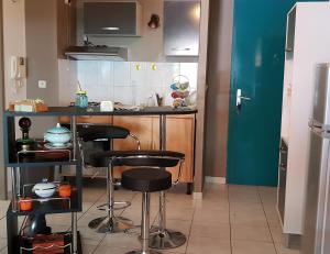La MarineT2 confort et chaleureux (bienvenue chez zot)的一间厨房,内设一个柜台和凳子