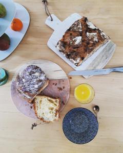 Asnières-sur-Oise勒克洛德菲住宿加早餐旅馆的一张桌子,在切板上放两片面包