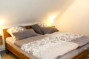 汉诺威Ferienwohnung Jasmin的一张床上有两个枕头的房间