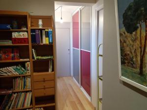奎恩La Vie Au Roze的走廊上设有书架,门通往房间