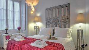 科英布拉República Guest House的一间卧室配有一张大床和毛巾