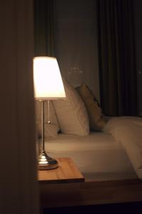 安特卫普Quiet apartment in Antwerp near parc - B&B InterMezzo - business & leisure的床头桌旁的灯