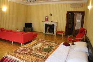 圣彼得堡Apartment Nevskaya Classica的带沙发和壁炉的客厅