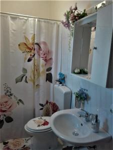 莫迪卡La Casa di Pina的浴室设有水槽和鲜花淋浴帘