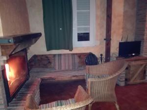 扎哈拉Casas Azahar-Alucema的客厅设有壁炉和电视。