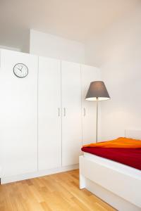 慕尼黑MyRoom - Top Munich Serviced Apartments的白色卧室配有床和灯