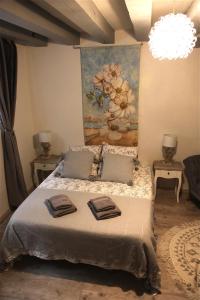 布鲁瓦切斯布鲁诺埃特弗朗西丝酒店的一间卧室配有一张壁画床