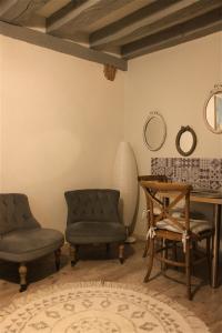 布鲁瓦切斯布鲁诺埃特弗朗西丝酒店的房间里的两张椅子和一张桌子