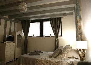 布鲁瓦切斯布鲁诺埃特弗朗西丝酒店的一间卧室设有一张床和一个大窗户