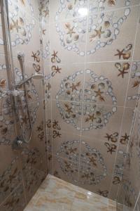 拉罗汤加ShineAwayHomes - Mountain View AIR CONDITIONED的墙上设有带蜜蜂淋浴的浴室