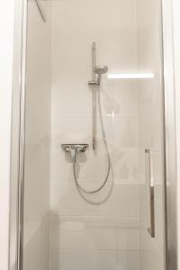 慕尼黑MyRoom - Top Munich Serviced Apartments的浴室内带软管的淋浴