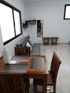 坎昆Estudio en Cancún centro的一间带木桌和椅子的用餐室