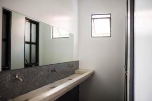 Avisala Hostel Coron的一间浴室