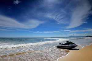 三亚三亚仁恒海棠湾海岸度假别墅 「离沙滩100米，毗邻亚特兰蒂斯水世界，免税城」的快艇在海边