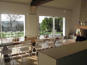 Mareuil-sur-AyClos La Chapelle的一间带桌椅和窗户的用餐室