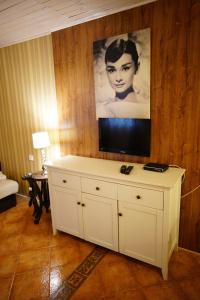 波普拉德Penzion Restaurant Jakub的客厅设有木墙,配有电视。