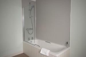 凯尔索Inglestone House Guest House的带淋浴和浴缸的浴室